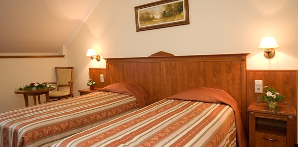 Főépületi hotelszoba 2 (+ 1)  ágyas